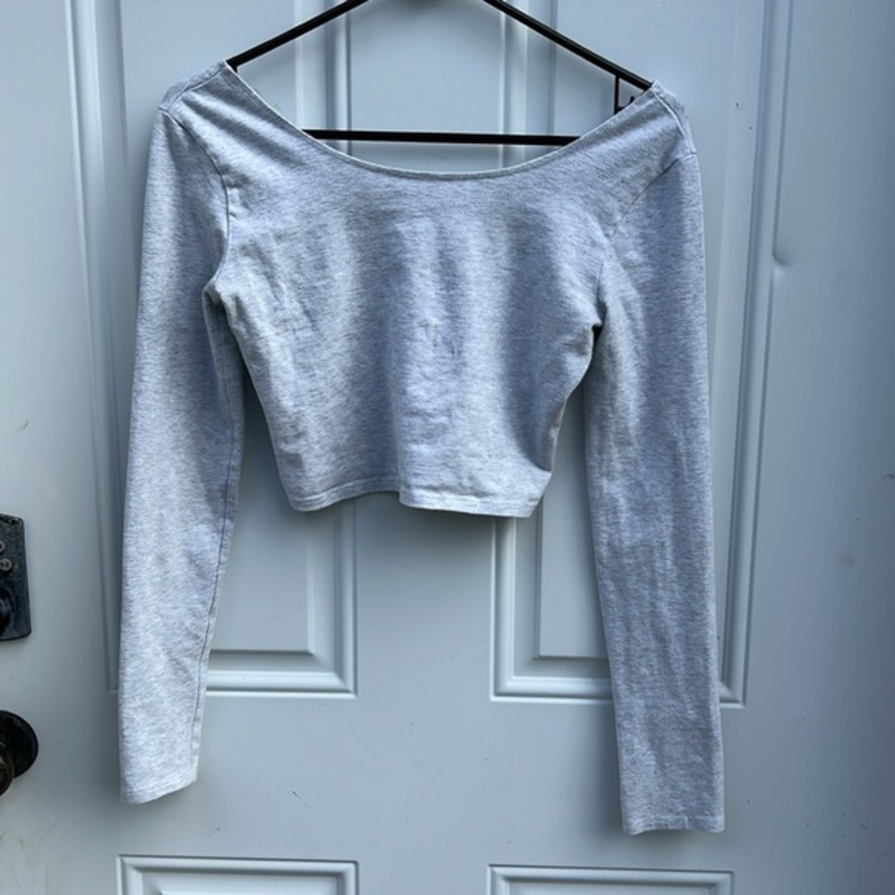 Brandy Melville Light Gray Scoop-Neck Long Sleeve Crop Top